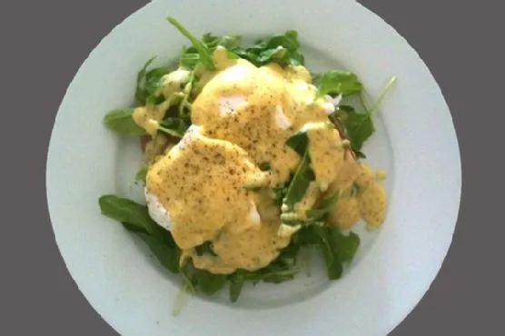 Яйца Бенедикт с копченым лососем и лимонно-укропным голландским соусом