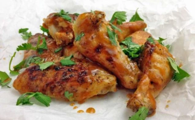 Запеченные куриные крылышки с медом и сирачей — рецепт с фото