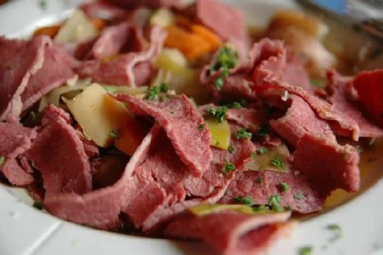 Говядина в рассоле с капустой и ирландским соусом из горчицы