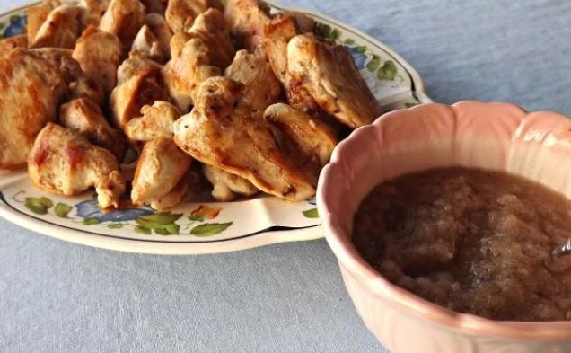Куриная грудка в рассоле с соусом из обжаренного лука — рецепт с фото