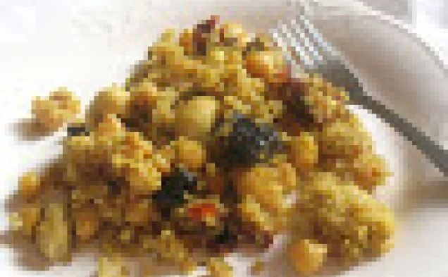 Салат с киноа, нутом, сушеными помидорами и черносливом — рецепт с фото