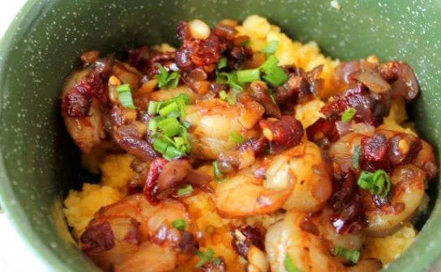 Полента с чеддером, сушеными помидорами и креветками — рецепт с фото