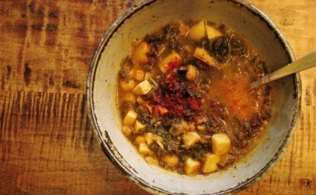 Тушеная капуста кале с нутом, кумином, копченой паприкой и лаймом — рецепт с фото