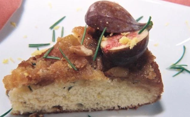 Перевернутый торт со свежей инжирной начинкой, грецкими орехами и розмарином с хрустящим цитрусовым Шардоне — рецепт с фото