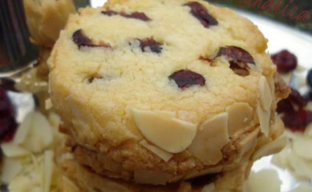 Миндальное и клюквенное песочное печенье — рецепт с фото