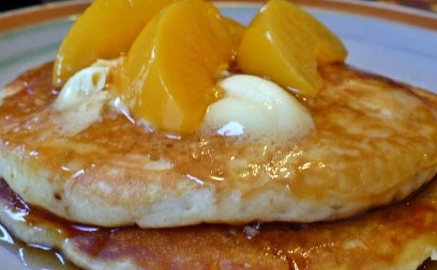 Блинчики с персиками и коричневым сахаром — рецепт с фото