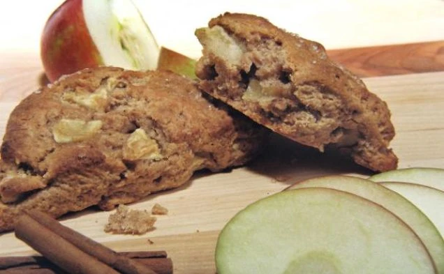 Сконсы из пшеничной муки с медом и яблоками — рецепт с фото