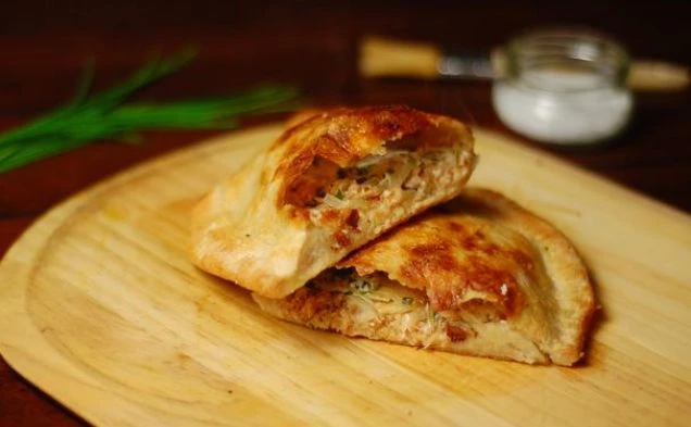 Кальцоне с копченым лососем и маскарпоне — рецепт с фото