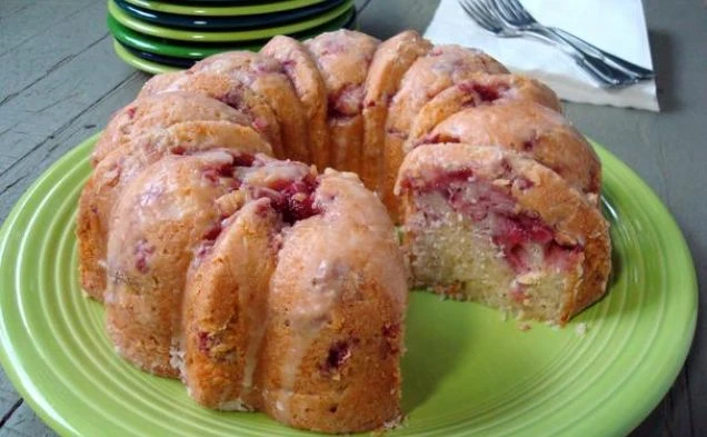 Торт со свежей клубникой и йогуртом — рецепт с фото