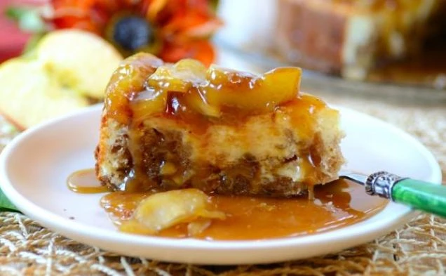 Чизкейк с карамелью, яблоками и брауни — рецепт с фото