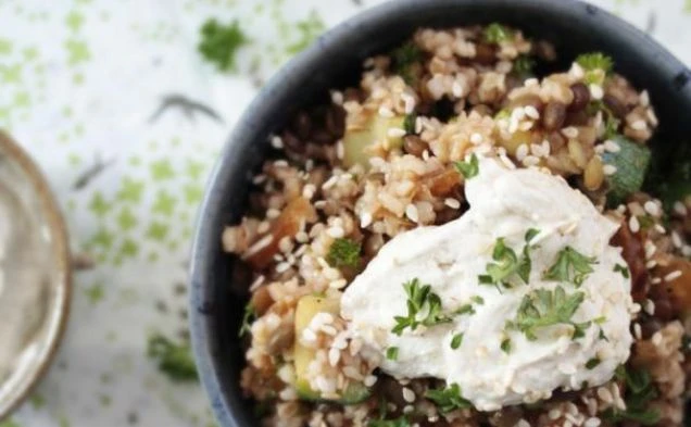 Салат из дробленой пшеницы с финиками и тахини-йогуртом — рецепт с фото