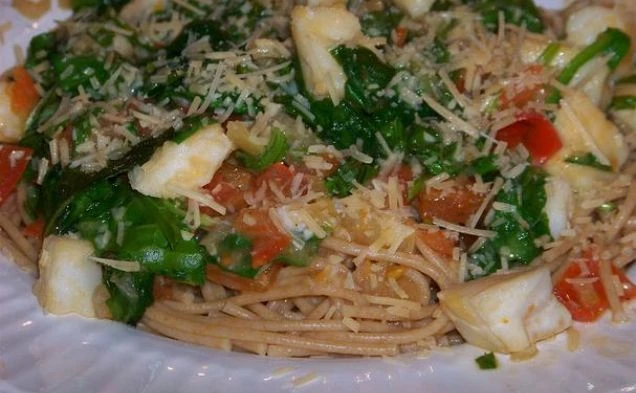 Яркая паста с морепродуктами, томатами и шпинатом — рецепт с фото